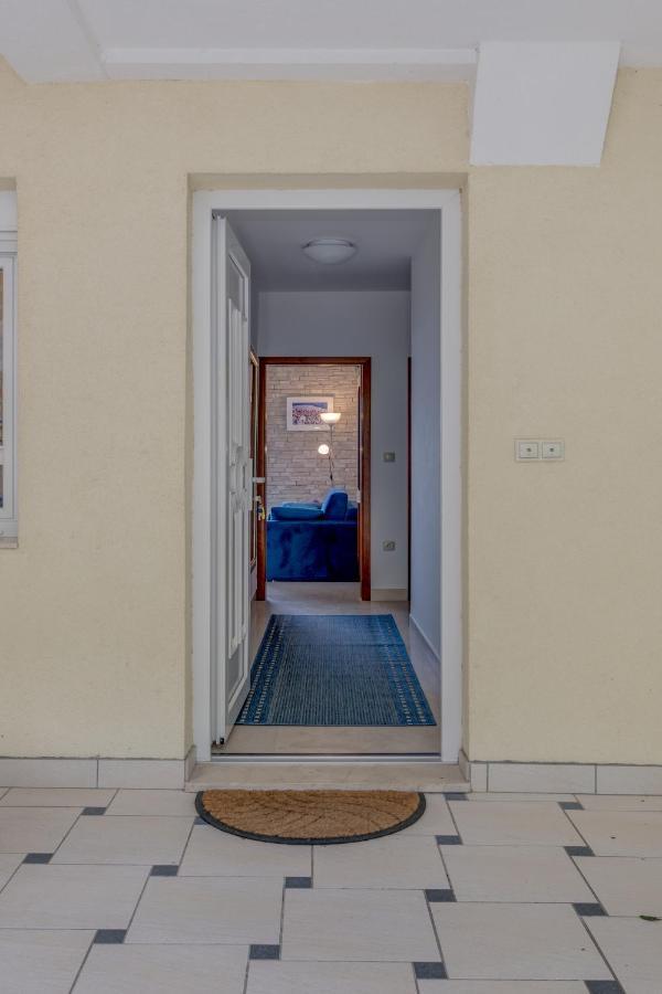 Apartmani Mirta Omis A Εξωτερικό φωτογραφία